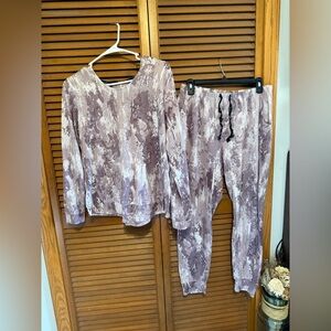 Lounge matching set in Purple and White